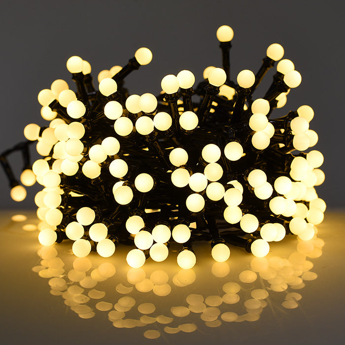 Catena_500_LED_a_Sfera_Arrotolata_a_Cerchio_Accesa_Luce_Calda_su_Sfondo_Taslucido