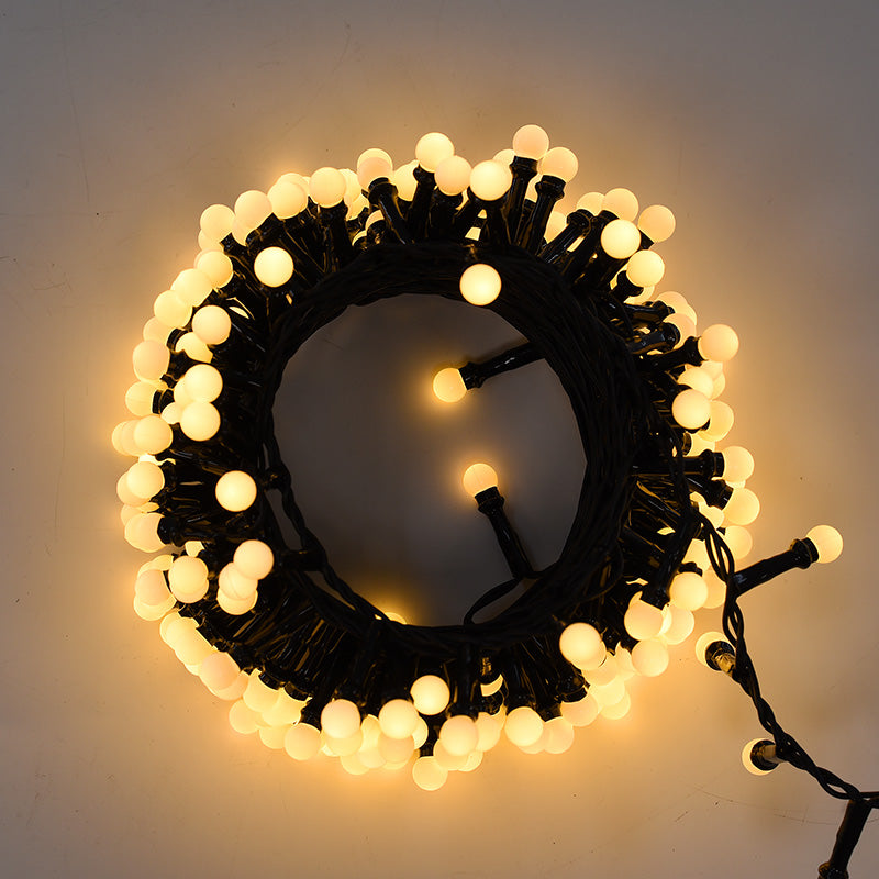 Catena_500_LED_a_Sfera_Arrotolata_a_Cerchio_Accesa_Luce_Calda_su_Sfondo_Grigio