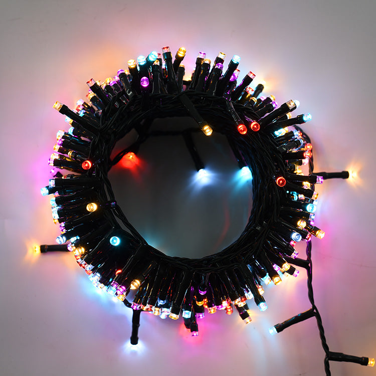 Catena_Cluster_1360_LED_Arrotolata_a_Cerchio_Cavo_Verde_Accesa_Luce_Multicolore_su_Sfondo_Grigio
