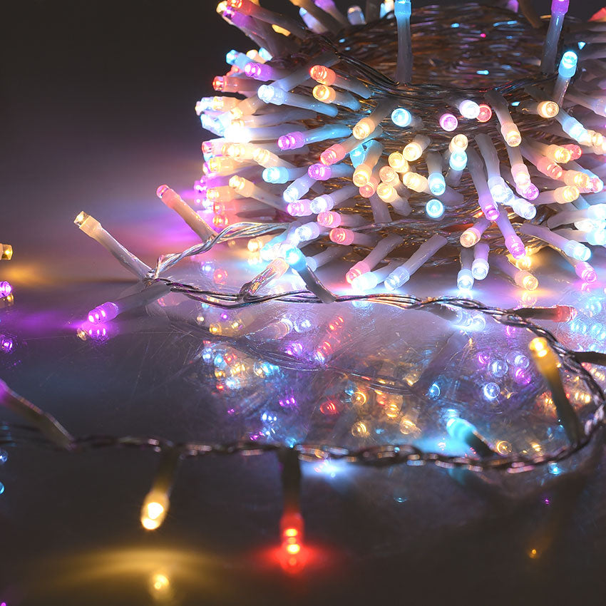 Dettaglio_Catena_1360_LED_Cluster_Arrotolata_a_Cerchio_Accesa_Luce_Multicolore_su_Sfondo_Traslucido