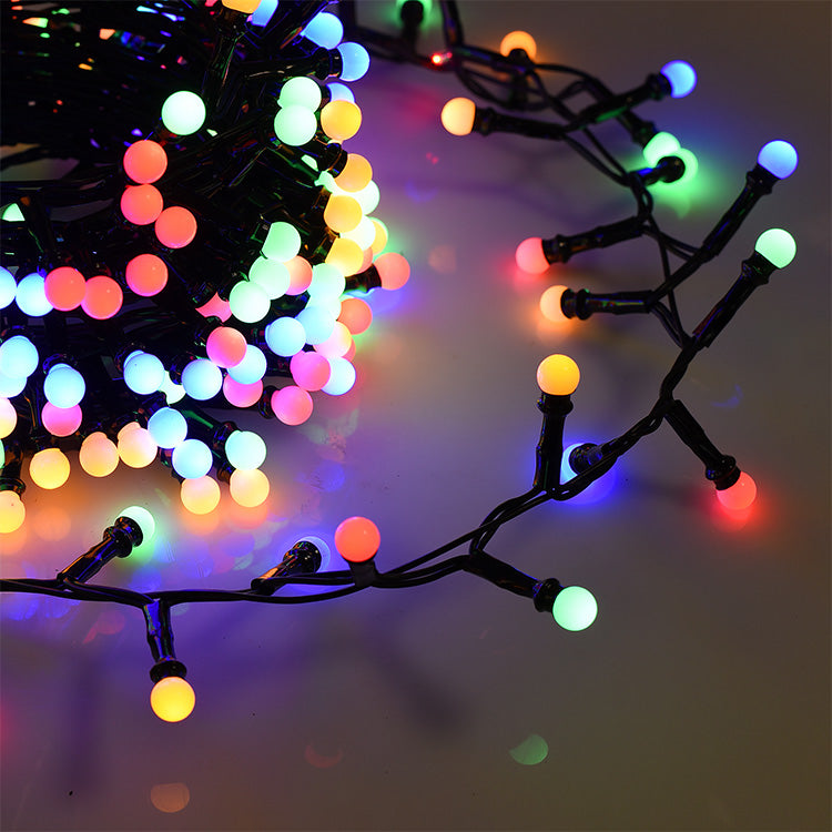 Dettaglio_Catena_500_LED_a_Sfera_Arrotolata_Accesa_Luce_Multicolore_su_Sfondo_Traslucido