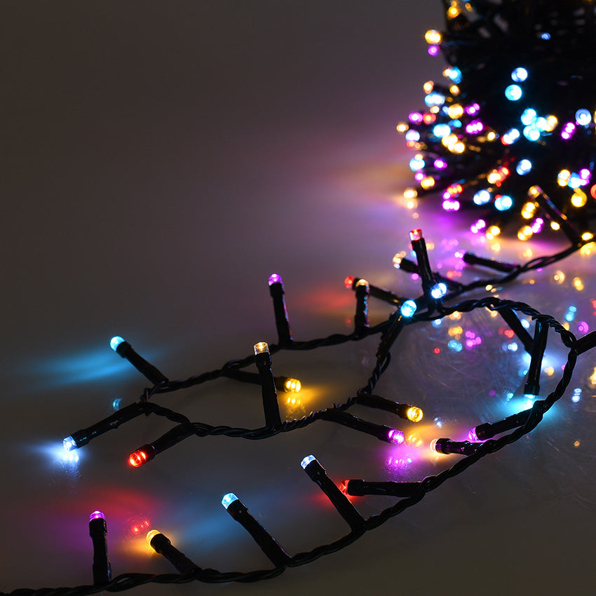 Dettaglio_Catena_Cluster_1360_LED_Arrotolata_a_Cerchio_Accesa_Luce_Multicolore_su_Sfondo_Traslucido